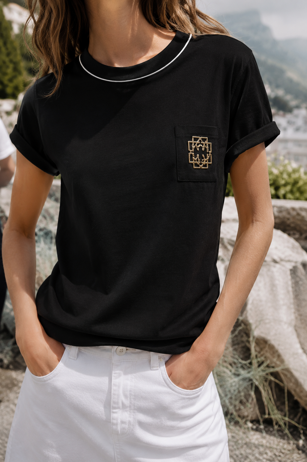 Göğüs aksesuarlı t-shirt